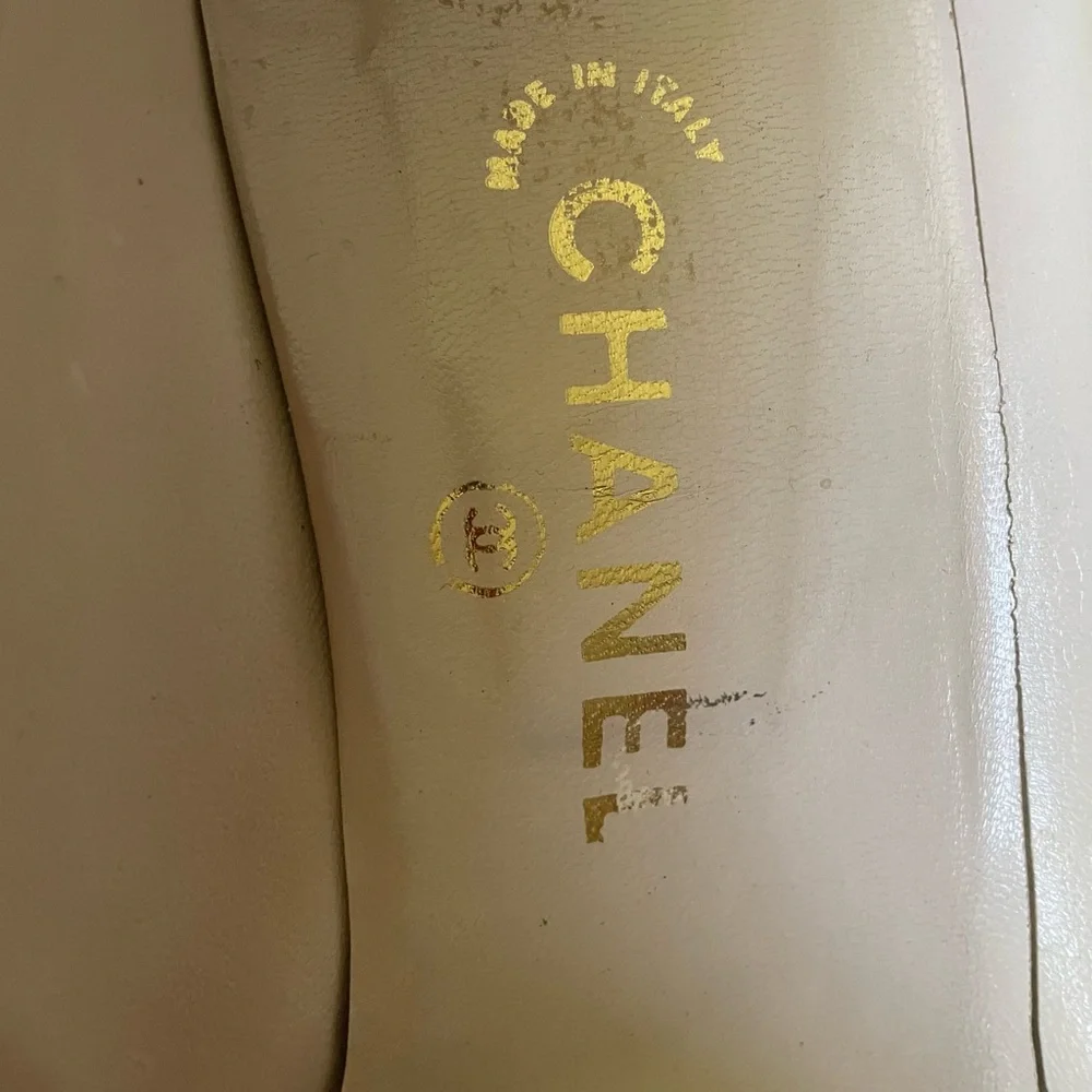 Vintage 80s Chanel Leather Heels Pumps Cap Toe Beige Ivory Size 40 Made In Italy - Picture 2 of 11